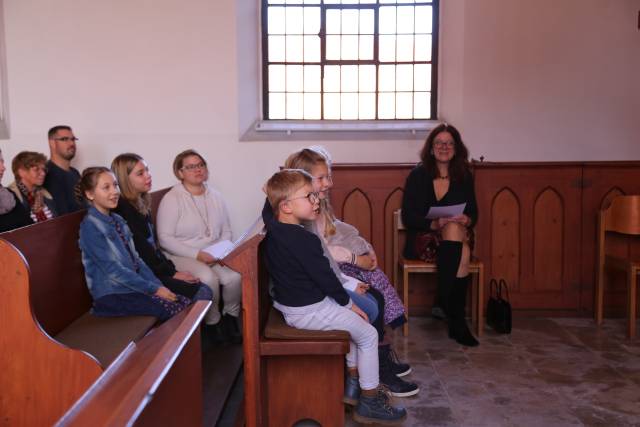 Erntedankfest in der St. Maternuskapelle mit einem Raben, der das Danken lernt