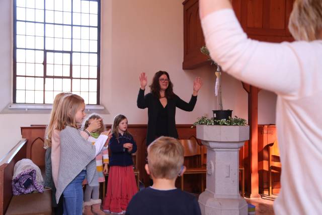 Erntedankfest in der St. Maternuskapelle mit einem Raben, der das Danken lernt