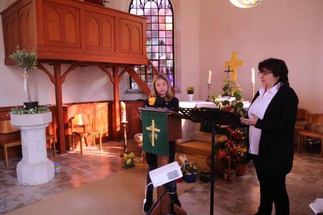 Erntedankfest in der St. Maternuskapelle mit einem Raben, der das Danken lernt