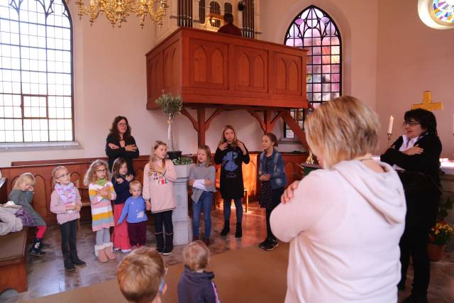 Erntedankfest in der St. Maternuskapelle mit einem Raben, der das Danken lernt