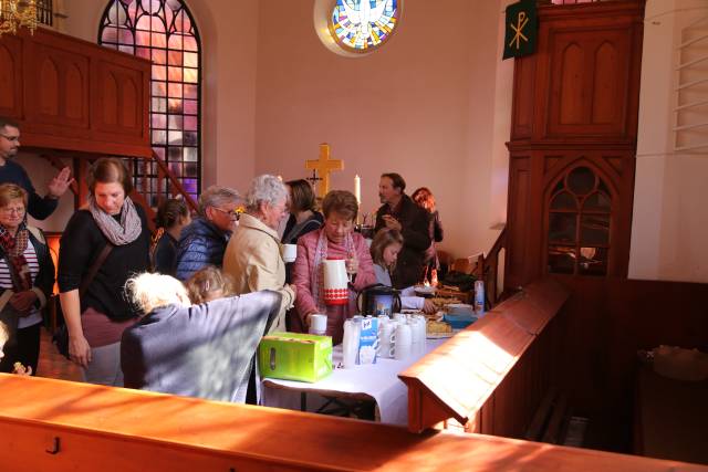 Erntedankfest in der St. Maternuskapelle mit einem Raben, der das Danken lernt