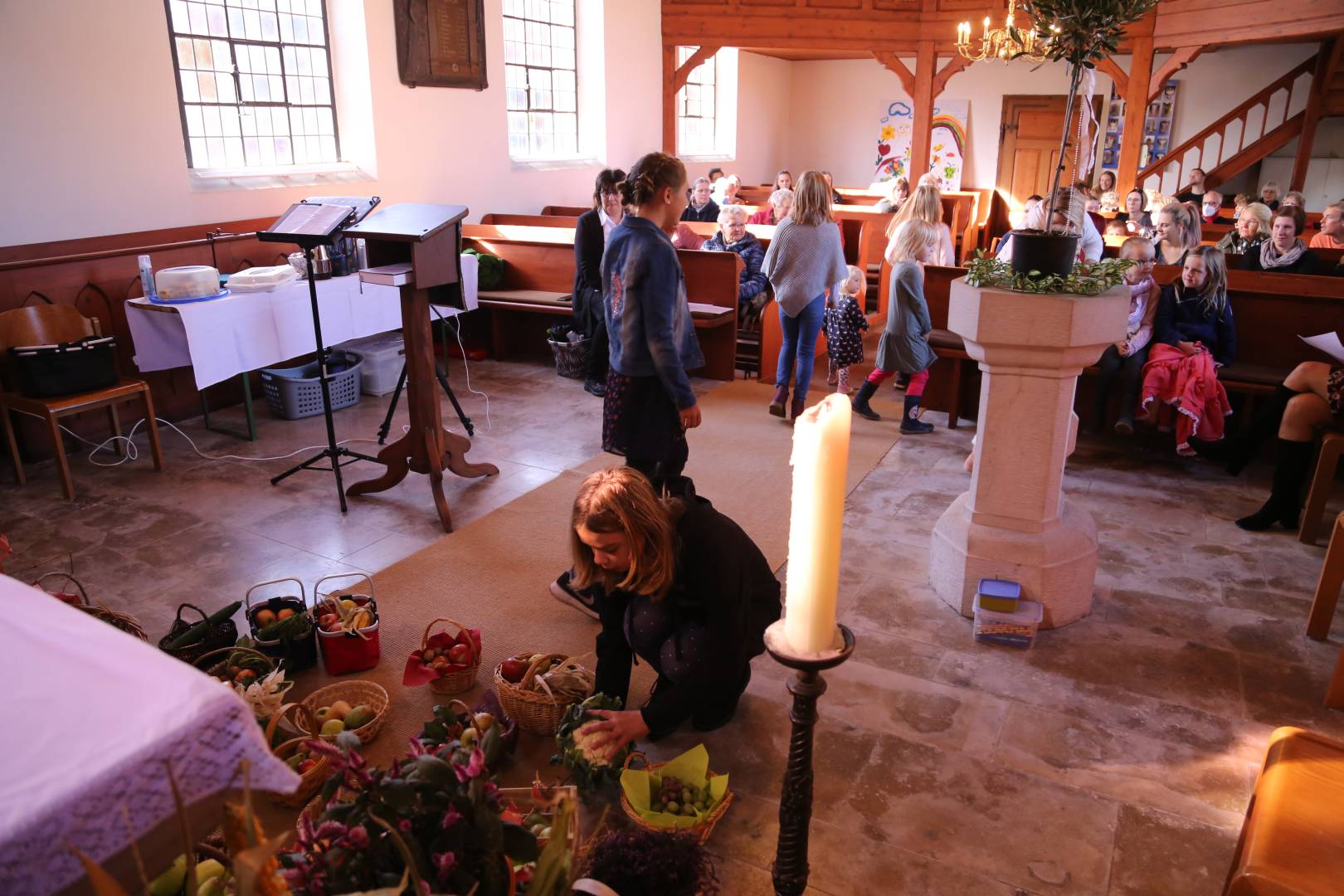 Erntedankfest in der St. Maternuskapelle mit einem Raben, der das Danken lernt