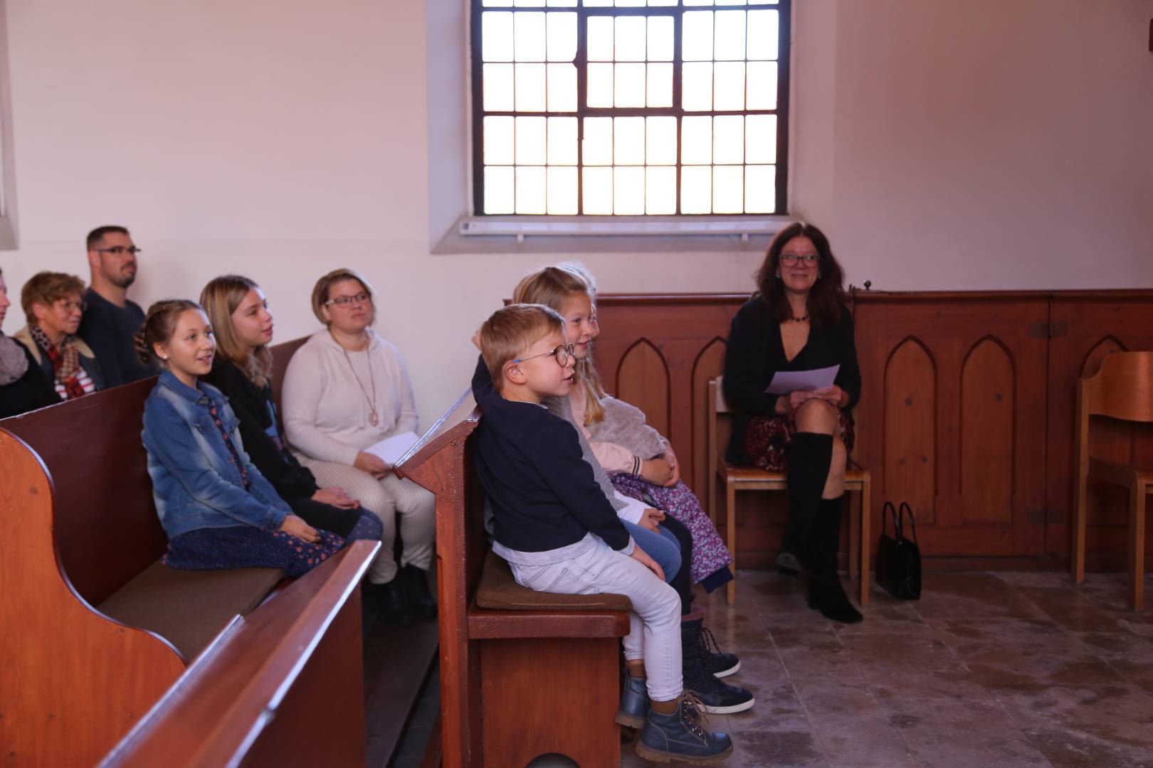 Erntedankfest in der St. Maternuskapelle mit einem Raben, der das Danken lernt