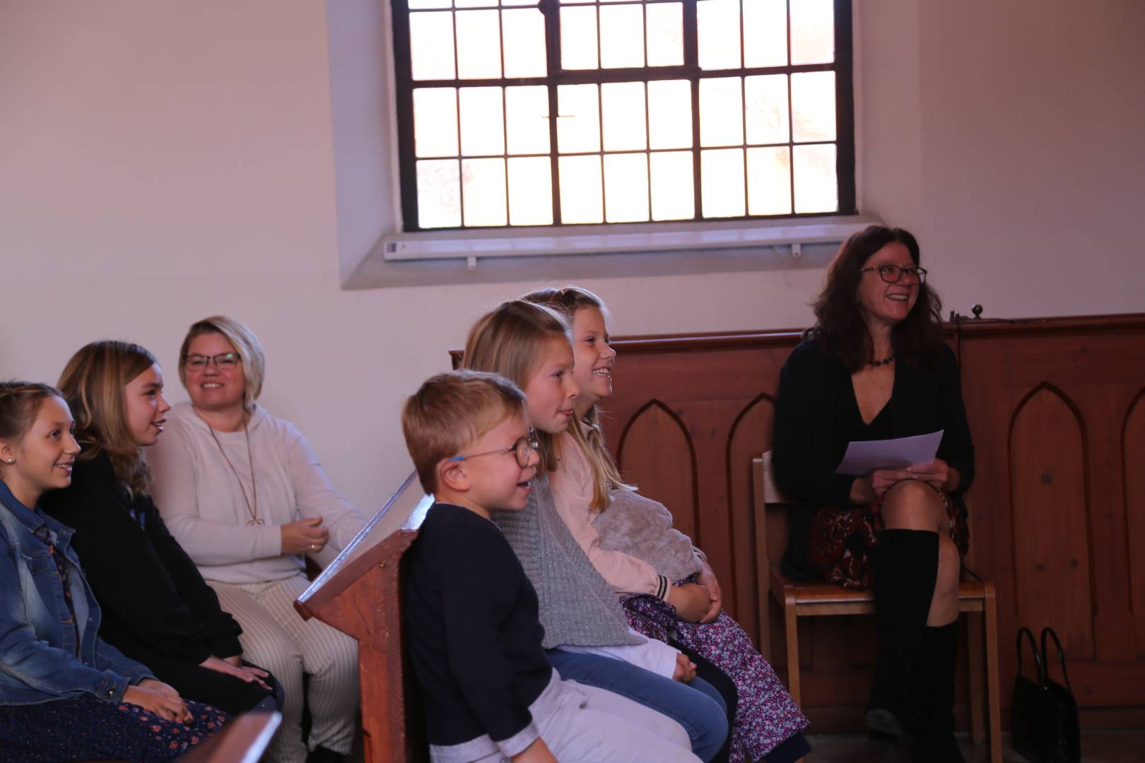 Erntedankfest in der St. Maternuskapelle mit einem Raben, der das Danken lernt