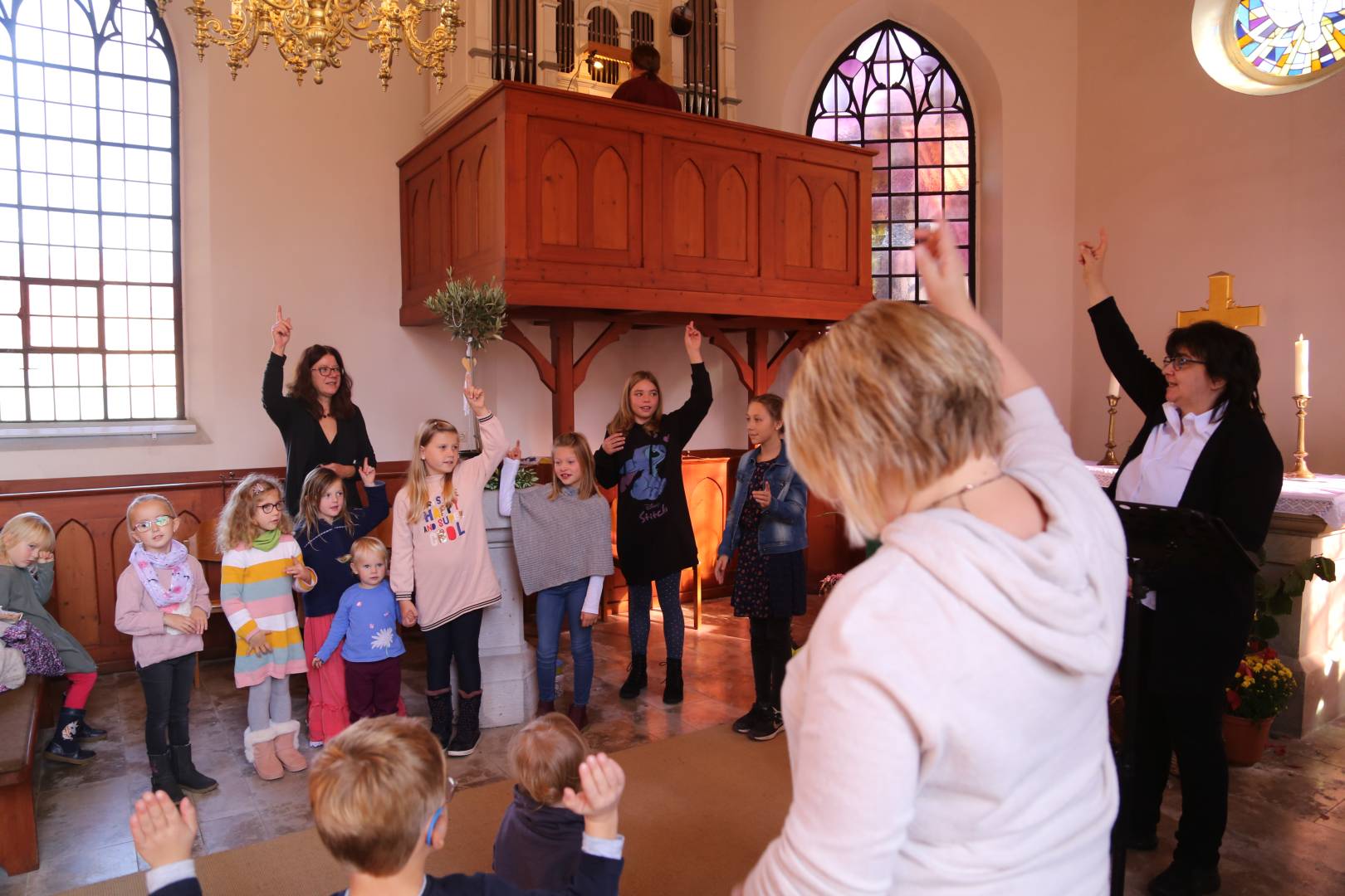 Erntedankfest in der St. Maternuskapelle mit einem Raben, der das Danken lernt