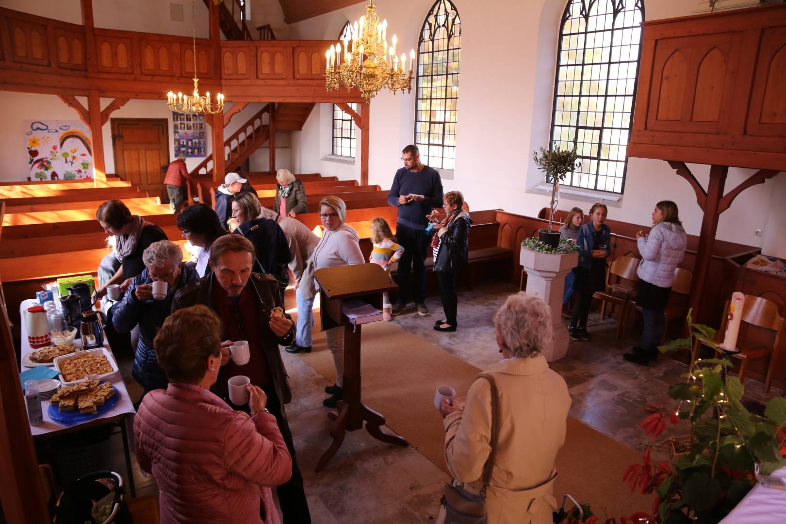 Erntedankfest in der St. Maternuskapelle mit einem Raben, der das Danken lernt