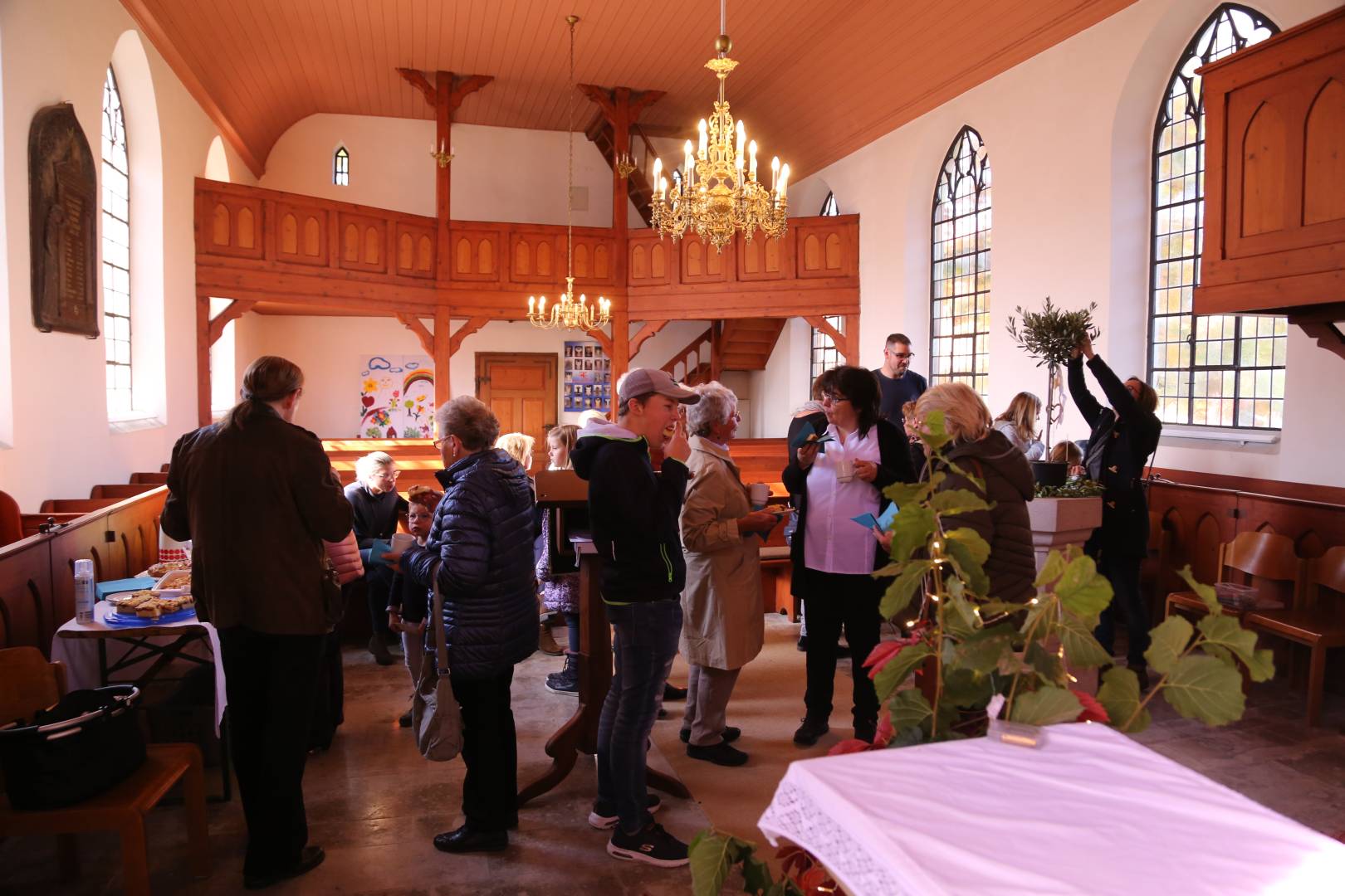 Erntedankfest in der St. Maternuskapelle mit einem Raben, der das Danken lernt