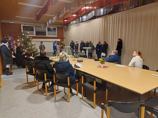 Lebendiger Adventskalender iin der Mehrzweckhalle in Weenzen