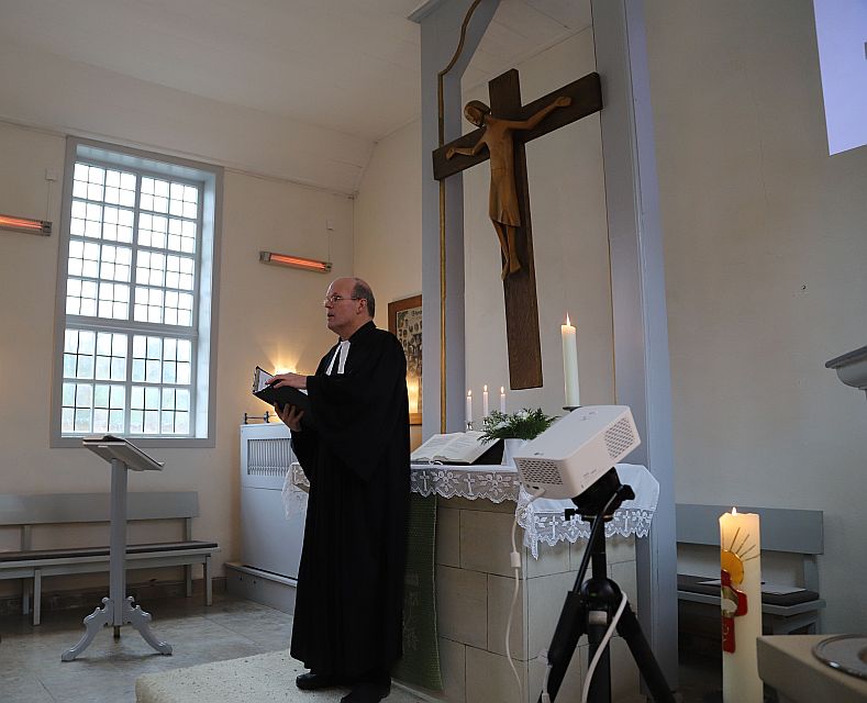 Winterkirche in Capellenhagen mit Pastor Dr. C. Meisiek