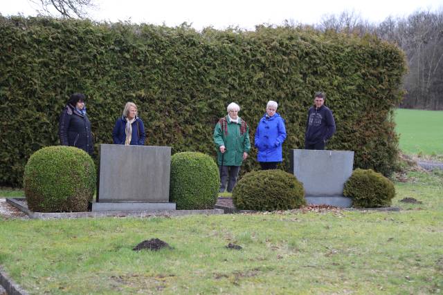 Friedhofsbegehung mit Pastorin Haase