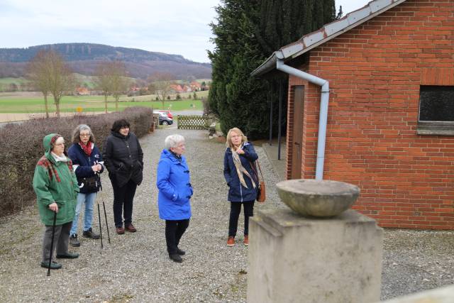 Friedhofsbegehung mit Pastorin Haase