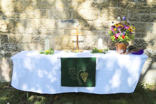 Sommerkirche unter der Eiche