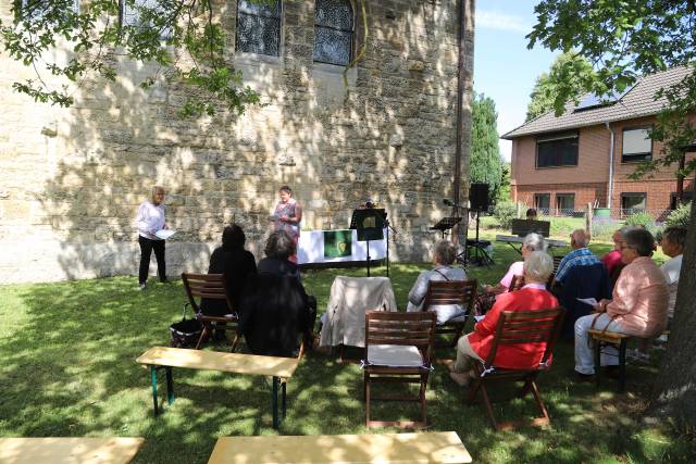 Sommerkirche unter der Eiche