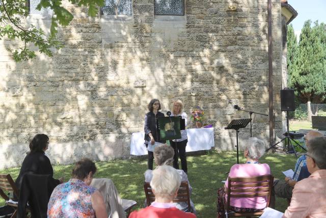 Sommerkirche unter der Eiche