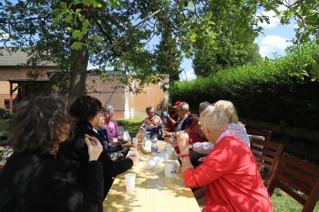 Sommerkirche unter der Eiche