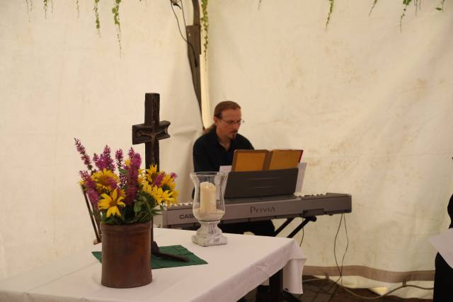 Gottesdienst im Zelt beim Dorffest in Fölziehausen