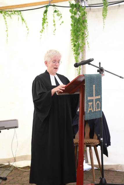 Gottesdienst im Zelt beim Dorffest in Fölziehausen