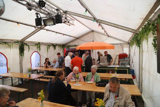 Gottesdienst im Zelt beim Dorffest in Fölziehausen