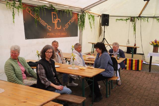 Gottesdienst im Zelt beim Dorffest in Fölziehausen