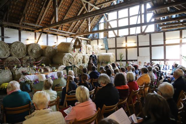 Ökumenisches Erntedankfest in der Reithalle in Coppengrave