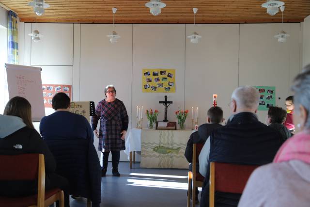 3. Winterkirche: "Die Bienenkönigin"