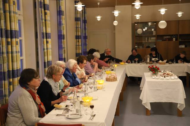 Tischabendmahl am Gründonnerstag im Gemeindehaus in Duingen