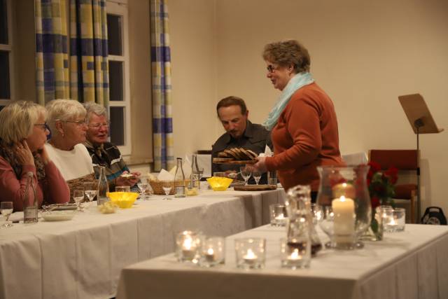 Tischabendmahl am Gründonnerstag im Gemeindehaus in Duingen