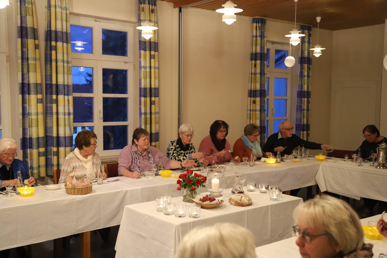 Tischabendmahl am Gründonnerstag im Gemeindehaus in Duingen