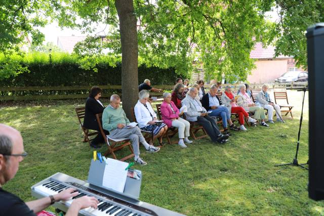Sommerkirche unter der Eiche