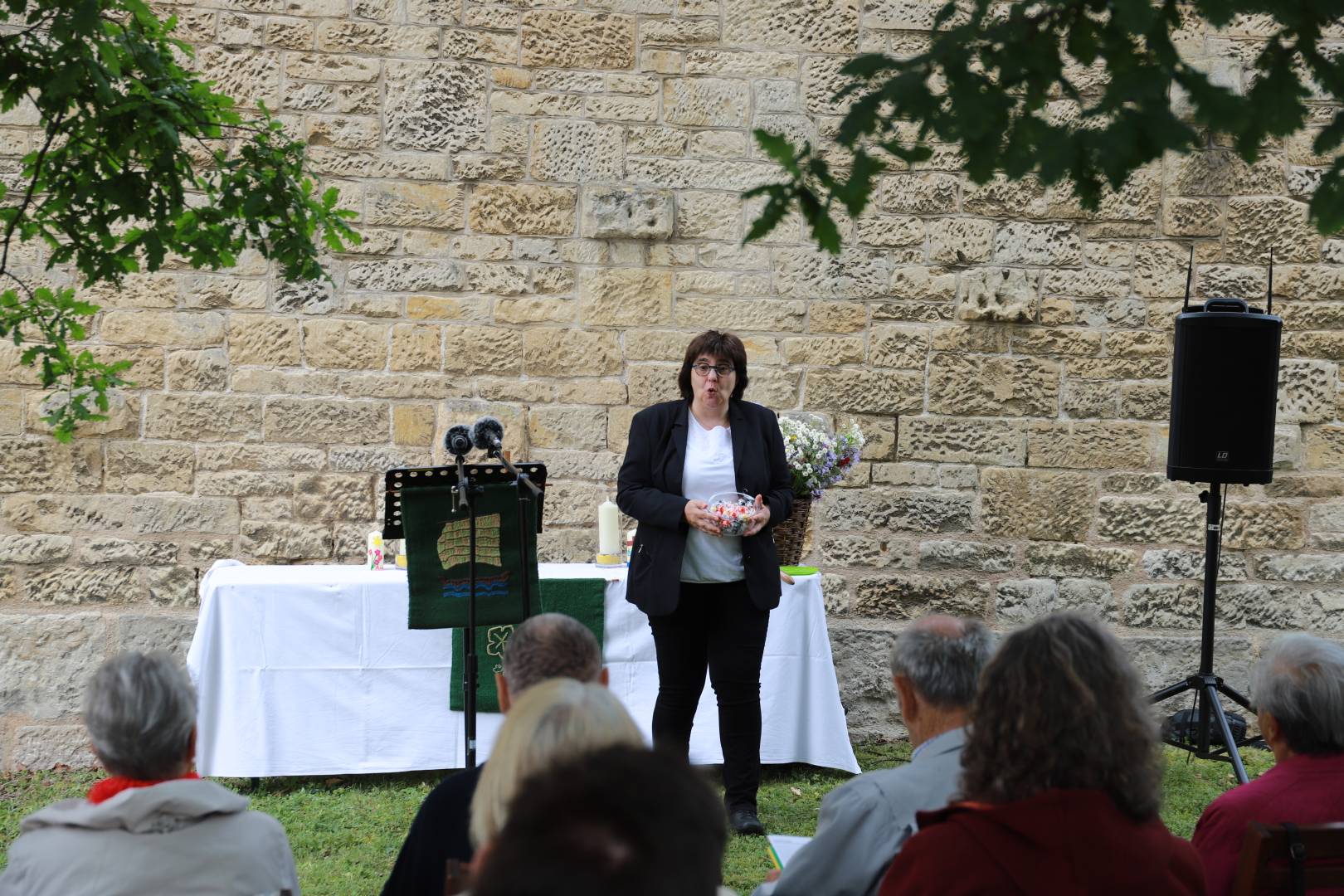 Sommerkirche unter der Eiche