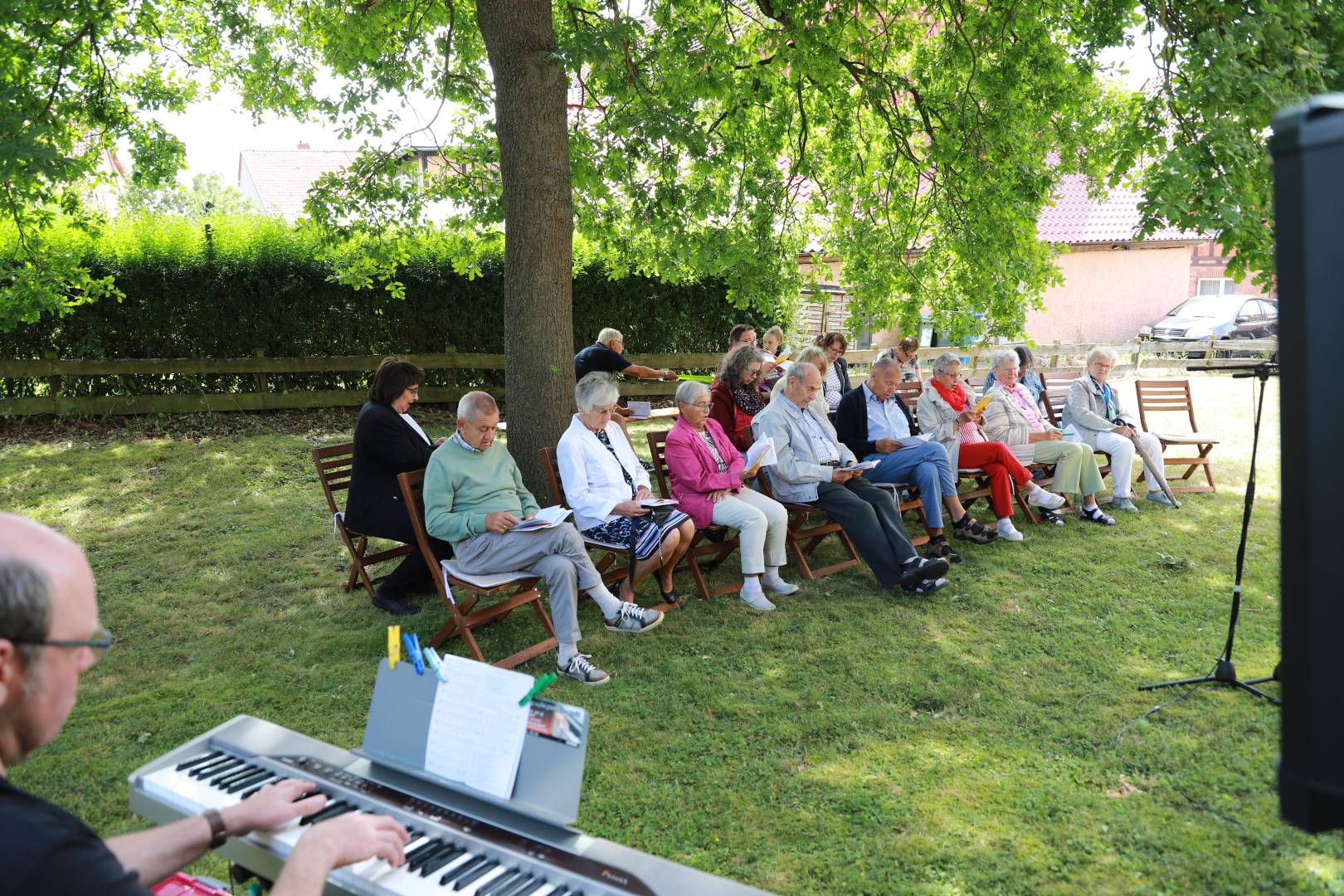 Sommerkirche unter der Eiche